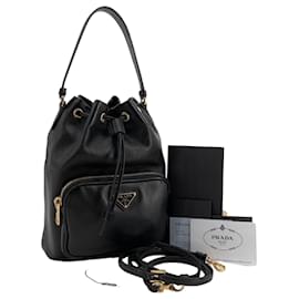 Prada Bolso tipo cubo de cuero en bandolera