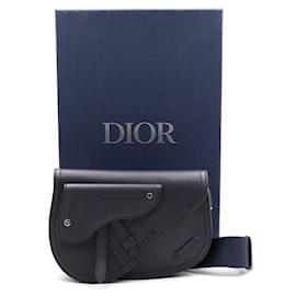 Pochette Saddle in pelle di vitello granulata blu navy, borsa a tracolla da uomo - Dior