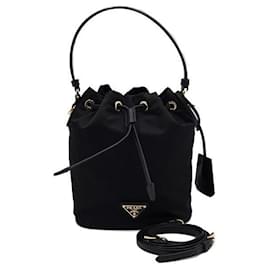Prada Borsa Bucket Mini Re-Edition in Re-Nylon nero con logo Triangle