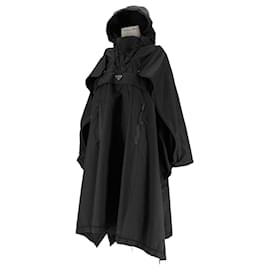 Prada Nylon-Regenponcho für Damen mit Triangle-Logo