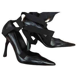 Décolleté con lacci Gucci di Tom Ford in pelle nera
