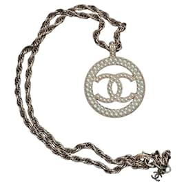 Collar Chanel Logo CC con Perlas Doradas