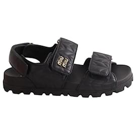 Sandali sportivi Miu Miu in pelle nappa trapuntata neri