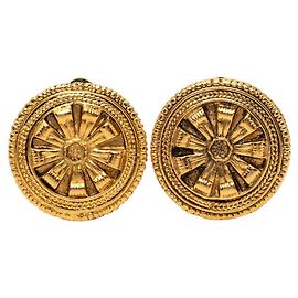 Orecchini Chanel Gold Gold Plated Round Floral Shield Clip On Earrings