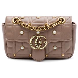 Borsa a tracolla Gucci Aria in pelle matelassé calfskin con borchie di perle Small GG Marmont marrone