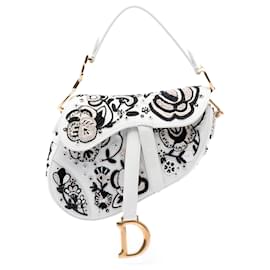 Borsa Saddle Dior bianca in pelle di vitello ricamata e decorata con perline