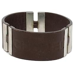 Bracciale rigido Chanel in pelle marrone goffrata e logo in ottone