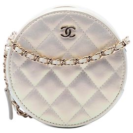 Clutch redonda Chanel White CC de piel de cordero acolchada iridiscente con cadena