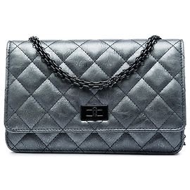 Portafoglio con catena Chanel Reissue 2.55 in pelle di vitello invecchiata trapuntata grigia