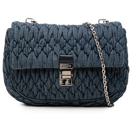 Borsa Miu Miu in denim matelassé blu con catena di cristalli