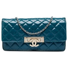 Portafoglio con catena Chanel Blue Quilted Patent Golden Class East West