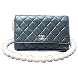 Borsa Chanel in pelle di pecora nera con catena di perle