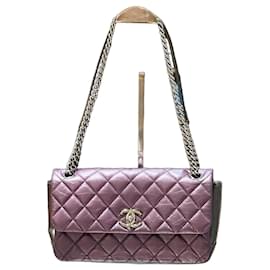 Borsa Chanel Classic Flap Medium in agnello metallizzato viola