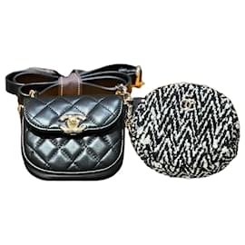 Mini borsa Chanel flap in pelle trapuntata nera con set di pochette in tweed
