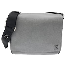 Borsa a Spalla Louis Vuitton Taiga District PM M30851