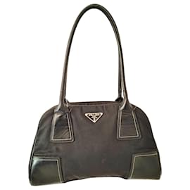 Prada Handtasche aus schwarzem Nylon und Leder