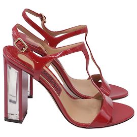 Sandalias de tira en T con tacón de espejo Salvatore Ferragamo en piel charol roja