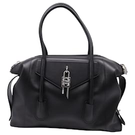 Borsa Tote Givenchy Antigona Lock Soft Medium in pelle nera