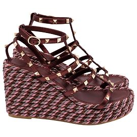 Sandali con zeppa borchiata Valentino Garavani 95mm in pelle bordeaux
