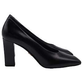 Prada Pumps mit quadratischer Kappe aus schwarzem Leder und goldenem Logo 85mm