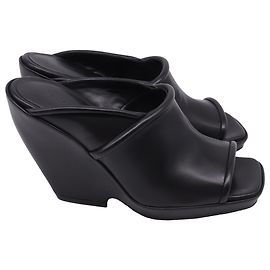 Khaite Stagg Keilabsatz-Sandalen aus schwarzem Lammleder