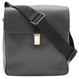Louis Vuitton Taiga Yaranga Schultertasche