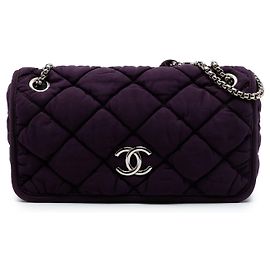 Pequena bolsa de ombro Chanel Bubble Flap em nylon acolchoado roxo