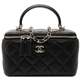 Piccola beauty case Chanel in pelle d'agnello nera con manico superiore e tracolla con catena