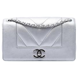 Borsa a tracolla Chanel Mini Quilted Chevron in pelle di pecora argento Mademoiselle Vintage Flap