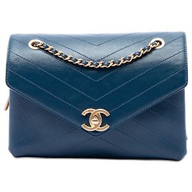 Borsa a tracolla Chanel Small Chevron in agnello blu con chiusura a bustina e cuciture