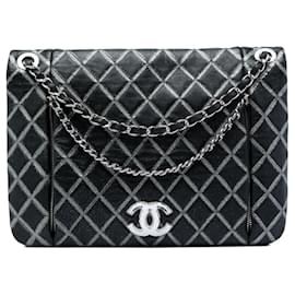 Bolso de hombro Chanel Quilted Metallic Distressed Lambskin CC Crystal Flap Negro