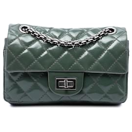 Sac à épaule 224 Chanel Reissue 2.55 matelassé en cuir verni vert à rabat simple et double compartiment