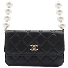 Clutch Chanel Maxi Pearls in pelle di vitello trapuntata nera con borsa a tracolla con catena