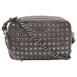 Borsa a tracolla Diagramme in pelle di vitello morbida borchiata marrone Prada