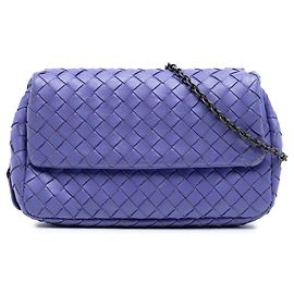 Mini Bottega Veneta Crossbody-Tasche mit Klappe und ausziehbarer Kette aus lila Nappa Intrecciato