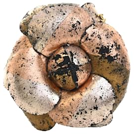 Spilla Camelia in tela metallizzata CC Chanel rosa