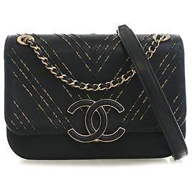 Chanel Small Chevron Umhängetasche aus schwarzem Lammfell mit dezentem Verschluss