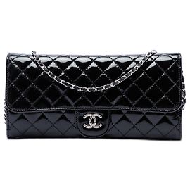 Clutch Chanel Quilted Patent Brilliant East West con borsa a tracolla a catena nera