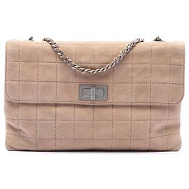 Sac à bandoulière Chanel Choco Bar en daim beige avec fermoir Mademoiselle