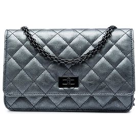 Borsa a tracolla Wallet on Chain Reissue 2.55 in pelle di vitello invecchiata trapuntata grigia Chanel