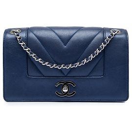 Borsa a tracolla Chanel Medium Chevron in pelle di pecora metallizzata blu Vintage Mademoiselle