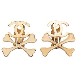 Orecchini a clip Chanel Gold Plated CC Lacquered Crossbones placcati in oro
