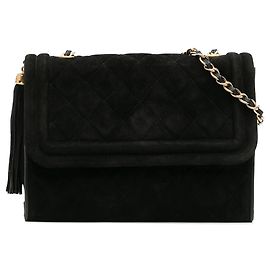Chanel gesteppte Crossbody-Tasche aus schwarzem Wildleder mit Quaste