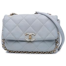 Bolso bandolera Chanel Mini de piel de becerro gris con cadena alrededor de la solapa