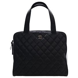 Bolsa Bowler Chanel CC em Caviar Matelassado Preto