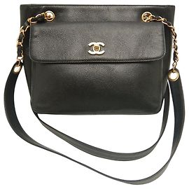 Tote Chanel CC Caviar nero con tasca frontale e catena