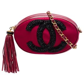 Borsa a tracolla ovale in scamosciato rosso con emblema CC e nappa Chanel
