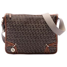 Fendi Zucchino Canvas Crossbody-Tasche Beige mit F-Anhänger
