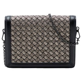Bolsa transversal Mini Bottega Veneta de couro e malha metálica Intrecciato Montebello preta