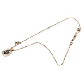 Collana con pendente Chanel placcata oro, smalto e strass
